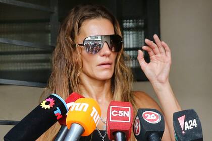 Natacha Jaitt en la puerta de su casa habla con la prensa