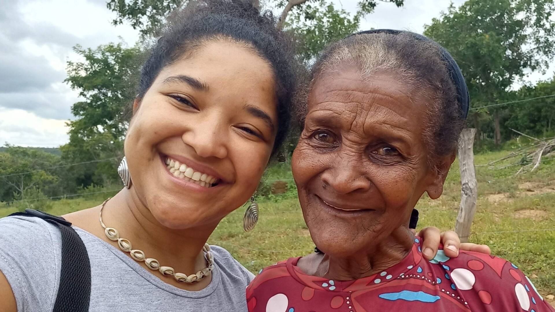 Natacha, junto a una prima de su abuelo.