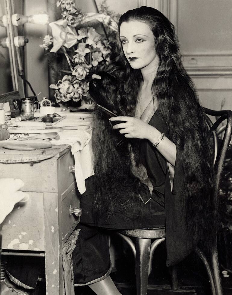 Natacha Rambova en una entrevista afirmó que desea olvidar que alguna vez fue conocida como la Sra. Rudolph Valentino; no quiere que el público piense que se aprovecha de la fama del fallecido actor