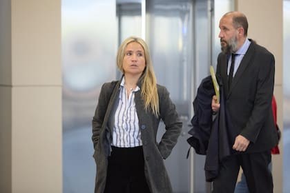Natacha Romano y Mauricio Cardello abogados de la denunciante saliendo después de la declaración de los jugadores franceses