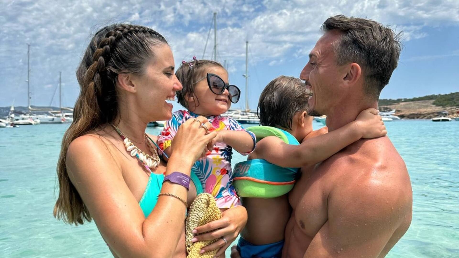 Natacha y Juan, junto a sus hijos Nikita y Bastián