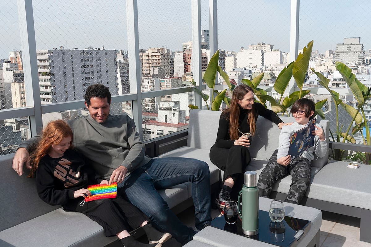 Natalí Mild y Leandro Schonholz, papás de Camila y Nicolás, abandonaron Palermo y se mudaron a una de las nuevas torres de Padilla al 900