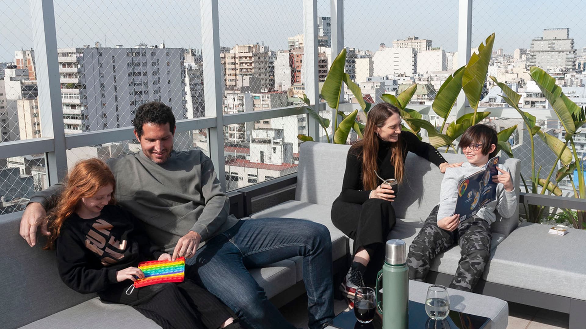 Natalí Mild y Leandro Schonholz, papás de Camila y Nicolás, abandonaron Palermo y se mudaron a una de las nuevas torres de Padilla al 900