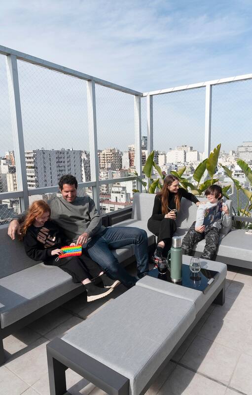 Natalí Mild y Leandro Schonholz, papás de Camila y Nicolás, abandonaron Palermo y se mudaron a una de las nuevas torres de Padilla al 900