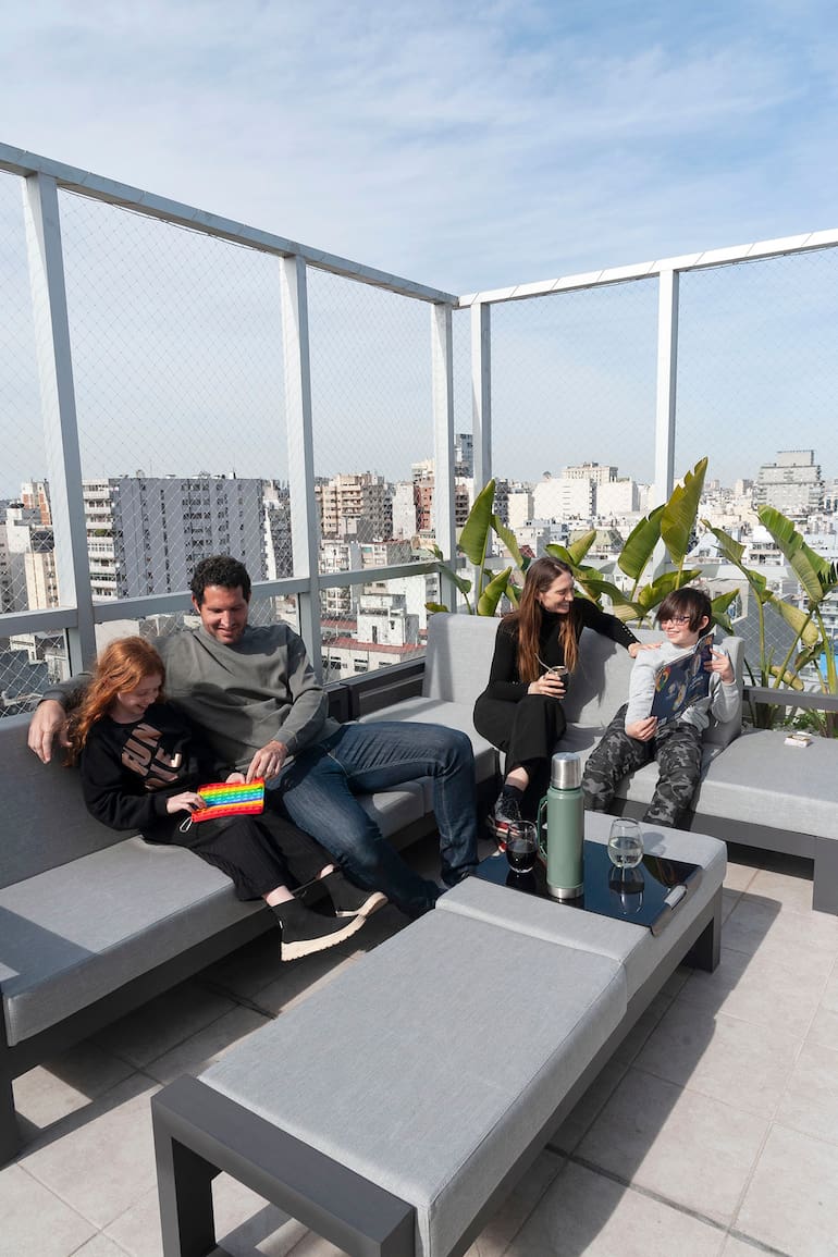 Natalí Mild y Leandro Schonholz, papás de Camila y Nicolás, abandonaron Palermo y se mudaron a una de las nuevas torres de Padilla al 900