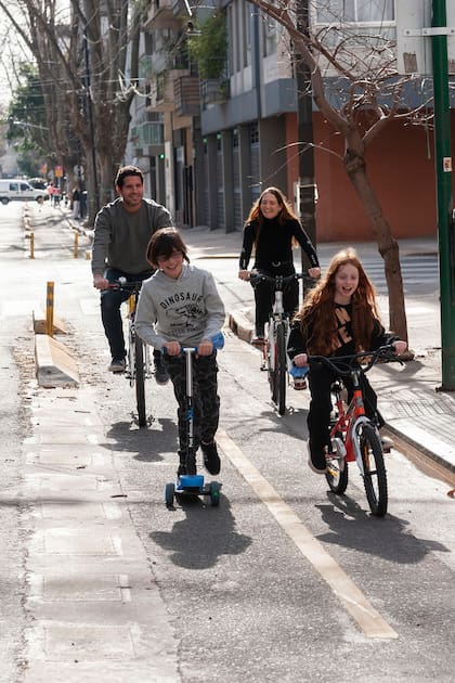 Natalí y Leandro, con sus hijos, disfrutan de las calles del barrio al que acaban de mudarse