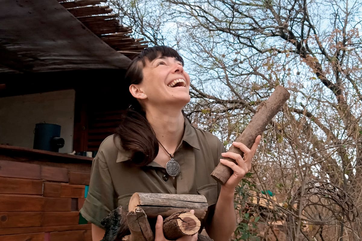 Natalia Amengual, creadora del programa Detox 21, dejó la ciudad para instalarse en las sierras cordobesas. Allí transita su conexión con la naturaleza y da batalla frente a los incendios forestales.