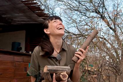 Natalia Amengual, creadora del programa Detox 21, dejó la ciudad para instalarse en las sierras cordobesas. Allí transita su conexión con la naturaleza y da batalla frente a los incendios forestales.