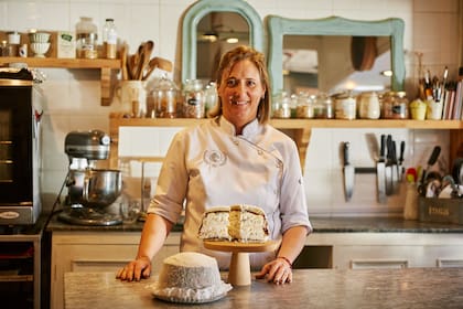 Natalia Cerezuela, en su confitería Jockey Club de Balcarce, con el clásico postre