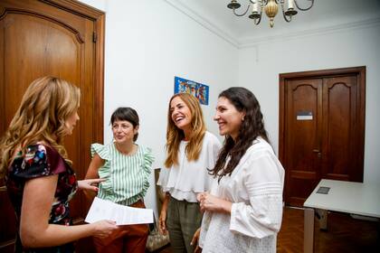 Natalia de Negri junto a Victoria Tolosa Paz y legisladoras