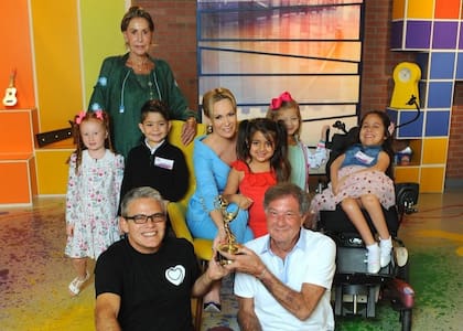 Natalia Denegri con Nelson Bustamante y Alan Hassenfeld en el programa Corazones Guerreros.