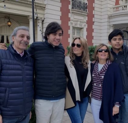 Natalia Denegri junto a Iván Demirci y su familia