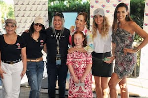 Natalia Denegri, su hija Nicole y un grupo de voluntarias que acompañaron la acción solidaria "Copa Caminos de Esperanza"