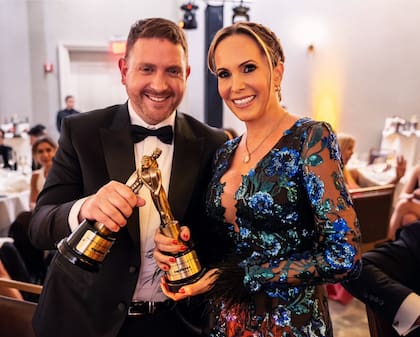 Natalia Denegri y Joni Viale en la ceremonia de los Martín Fierro Latino