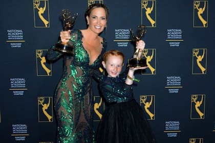 Natalia Denegri y su hija de ocho años, Nicole Rodríguez, en la ceremonia de los premios Suncoast Emmys que se entregaron en Orlando, Florida