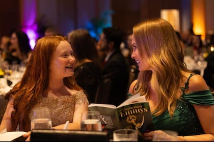 Natalia Denegri y su hija Nicole durante la ceremonia de los Emmy Suncoast Awards 2025