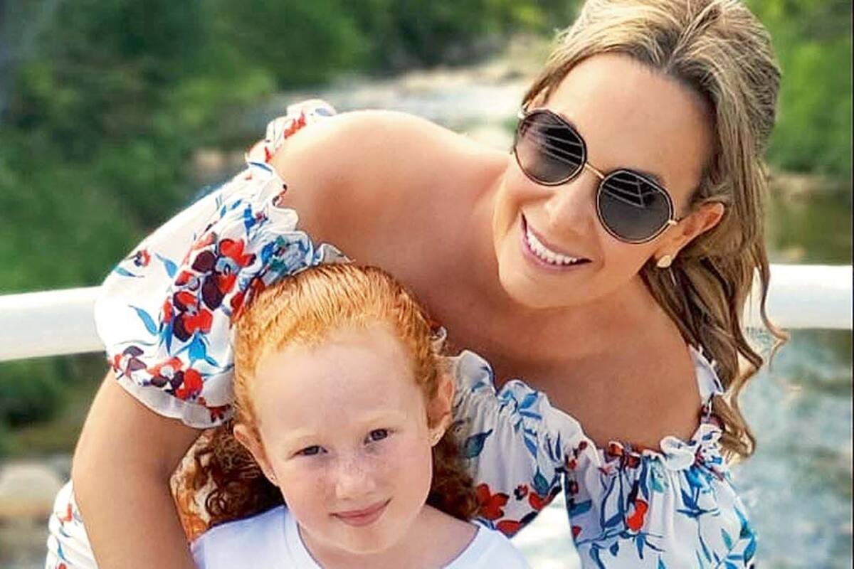 Natalia Dengri junto a su hija Nicole, de seis años