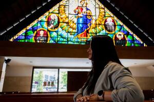 Natalia en la parroquia Santa Gertrudis en Envigado, a la que regresó con el propósito de hacer pública su denuncia