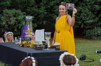 Natalia es fundadora y directora de la Escuela Nefer, una institución dedicada a enseñar la alquimia, antigua disciplina filosófica que une ciencia y misticismo