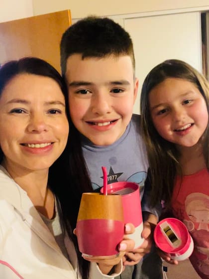 Natalia junto a sus dos hijos