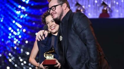 Natalia Lafourcade con solo uno de los numerosos Grammys obtenidos