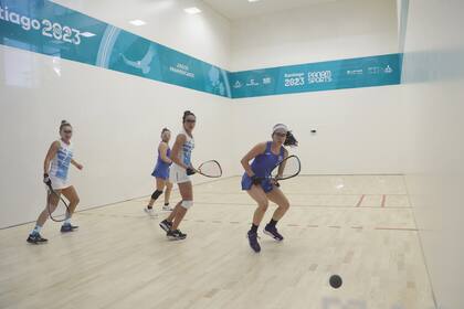 Natalia Méndez y María José Vargas, de celeste y blanco, en la final ante las guatemaltecas del Equipo de Atletas Independientes