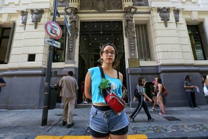 Natalia Mira, la estudiante del colegio porteño agredida por un profesor, ratificó su denuncia ante la fiscalía