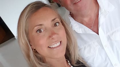 Natalia Obón y Julio Cobos en una "selfie". "El amor es así, cuando uno cree que tiene todo resuelto en la vida, aparece sin golpear", asegura el actual senador nacional.