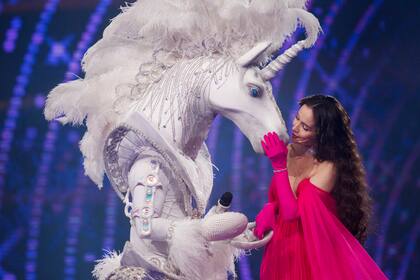 Natalia Oreiro junto a uno de los participantes escondidos