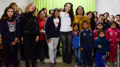 Natalia Oreiro junto al personal y los asistentes del Taller de Crianza que visitó