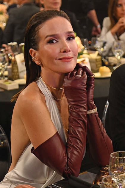 Natalia Oreiro lució
un vestido escote
halter, espalda
descubierta y falda
que terminaba en
cola tipo sirena,
firmado por
Javier Saiach que
accesorizó con
guantes largos de
cuero