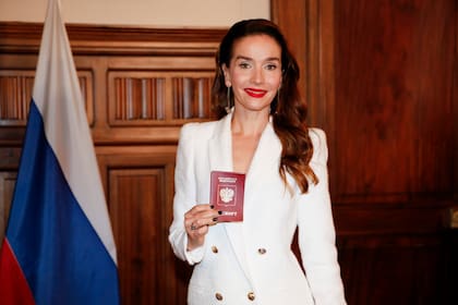 Natalia Oreiro recibe el pasaporte de la Federación Rusa por el embajador Dmitry Feoktistov en la Embajada de ese país en Argentina, el 10 de noviembre de 2021