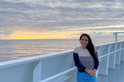 Natalia Pucci tiene 29 años y trabajaba hasta antes de la pandemia en un crucero que está varado en las costas de Los Ángeles, EE.UU