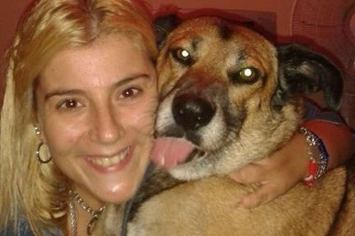 Natalia Sánchez junto a Dardo, el perrito que -tras ser víctima de maltrato- fue adoptado legalmente