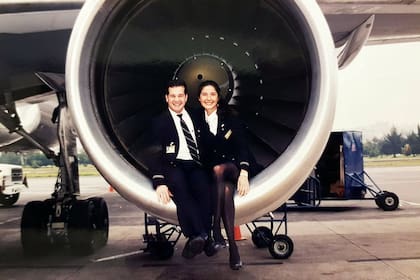 Natalia Tahmazian y Mariano de la Torre están juntos hace 26 años; se conocieron en su trabajo en una compañía aérea