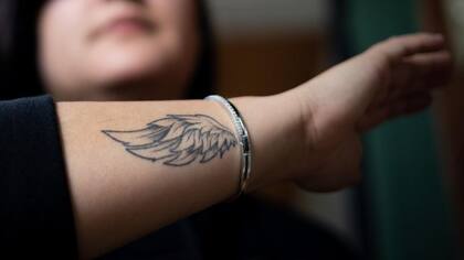 Natalia tiene un tatuaje de un ala que para ella simboliza la libertad