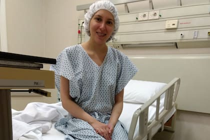 Natalia toma 30 pastillas por día para adormecer levemente sus molestias. La única solución viable es colocarle un neuroestimulador medular, un pequeño dispositivo electrónico que se implanta en el cuerpo para tratar un dolor crónico.