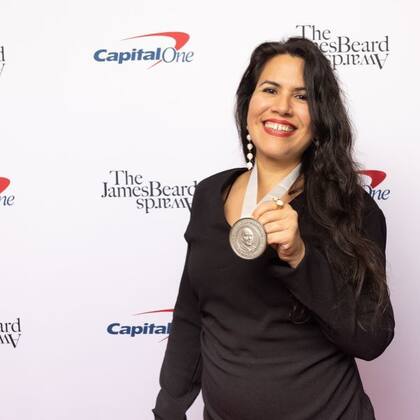 Natalia Vallejo con su premio