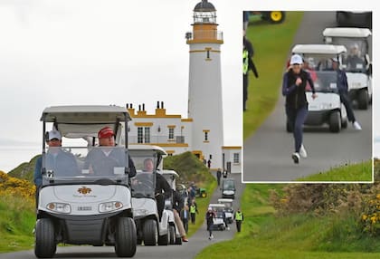 Natalie Harp corre detrás del carrito de golf de Trump