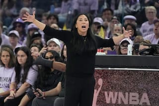 Entrenadora de Valkyries se desploma brevemente en triunfo de su equipo en la WNBA