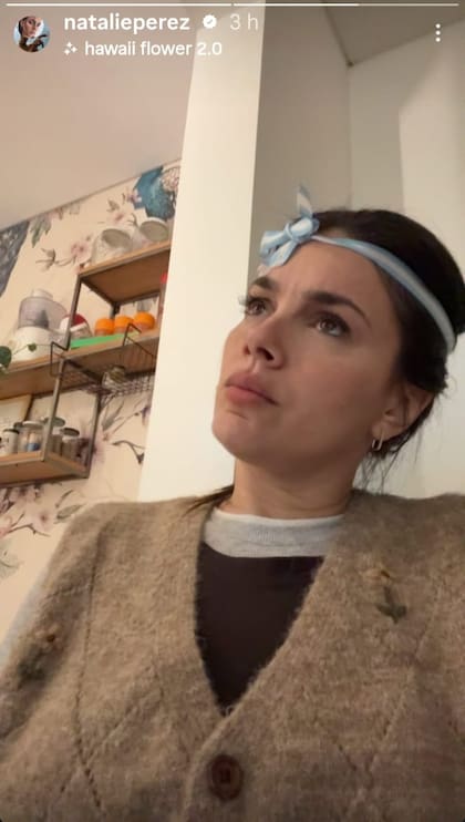Natalie Pérez compartió una foto en la que se la ve con una cinta celeste y blanca en la cabeza