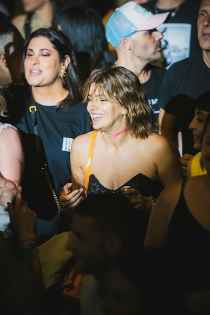 Natalie Pérez se dejó llevar en una noche con amigos