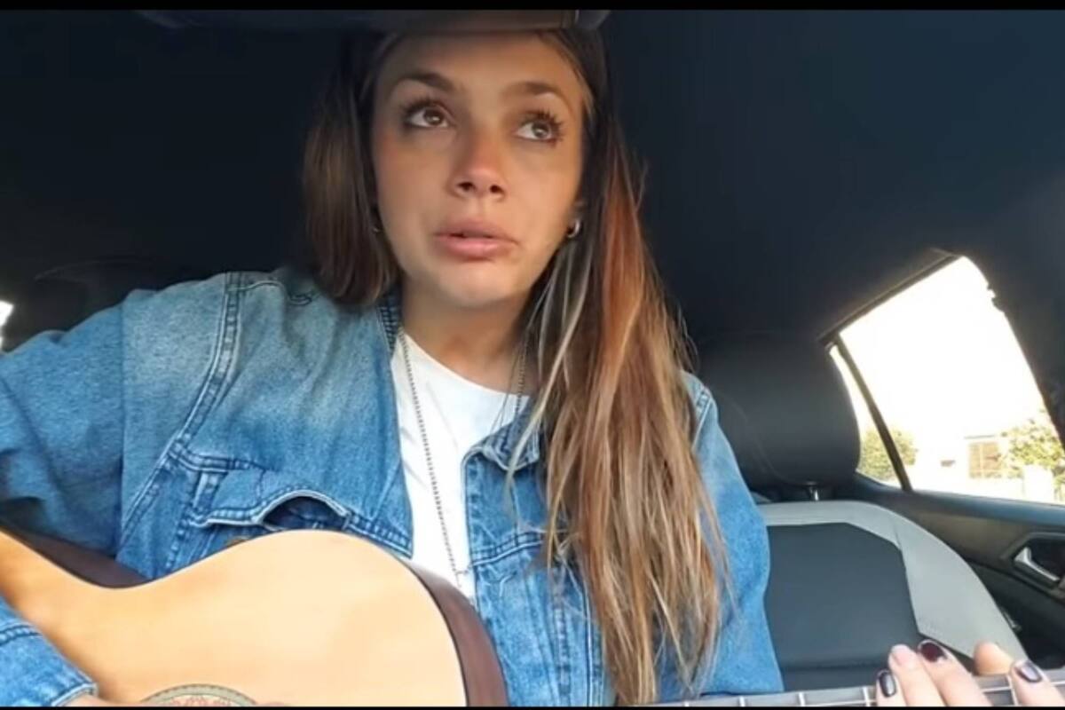 Natalie Pérez se mostró muy afectada por una presentación en la TV en la que falló en la interpretación de un tema y volvió a tocarlo en su auto.