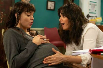 Natalie Pérez y Julieta Díaz en Pequeña Victoria, telenovela de Telefe que sumó un importante galardón, tras la nominación al Emmy internacional