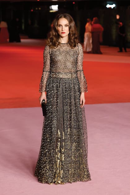 Natalie Portman recurrió una vez más a la firma Dior y lució un diseño semitransparente con detalles bordados de la colección otoño/invierno 2023-2024 de la línea de Alta Costura de la maison.