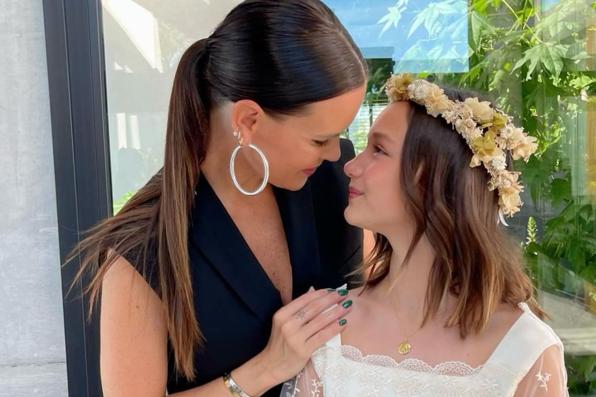 Natalie Weber junto a su hija, Mía, el día de su comunión