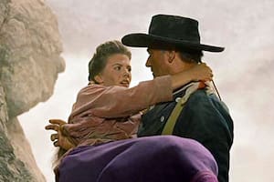 Natalie Wood y John Wayne en Más corazón que odio