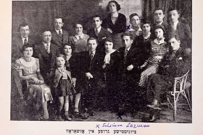 Natalio Lerman encontró una foto de su padre Salomón Lerman dentro de un libro que rememoraba a las víctimas del nazismo del pueblo polaco de Ostrowiec, y a partir de allí, y gracias a otros documentos comenzó a indagar en la historia de su padre, una tarea a la que se sumó su hija Adriana