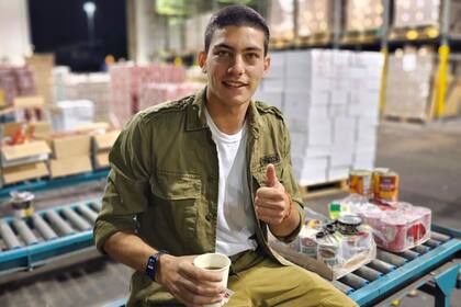 Natalio Yelin está cursando el servicio militar israelí y se ocupa de armar cajas de comida para quienes están en el frente de batalla