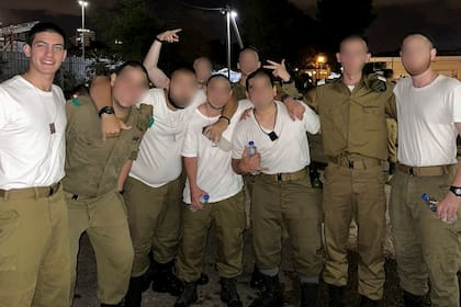 Natalio Yelin junto a sus compañeros en el ejército israelí